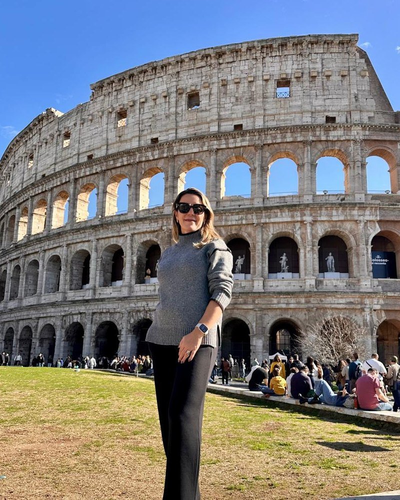 Carolina em Roma, em frente ao Coliseu